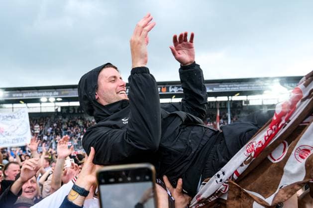 Bilder des Jahres 2024, Sport 05 Mai Sport Themen der Woche KW21 Sport Bilder des Tages Fabian Hürzeler (FC St. Pauli, Trainer) wird von den Fans gefeiert, GER, SV Wehen Wiesbaden vs. FC St. Pauli, Fussball, 2. Bundesliga, 34. Spieltag, Spielzeit 2023 2024, 19.05.2024. DFL REGULATIONS PROHIBIT ANY USE OF PHOTOGRAPHS AS IMAGE SEQUENCES AND OR QUASI-VIDEO GER, SV Wehen Wiesbaden vs. FC St. Pauli, Fussball, 2. Bundesliga, 34. Spieltag, Spielzeit 2023 2024, 19.05.2024. Wiesbaden Copyright: xEibner-Pressefoto FlorianxWieganx EP_FWD