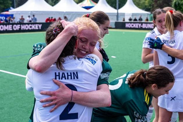 Bilder des Jahres 2024, Sport 05 Mai Sport Themen der Woche KW21 Bonn, Hockey Finale Damen, DHC - MHC 2-1 19.05.2024, Jubel Freude bei Torhüterin DHC Femke Jovi freut sich über den Titel mit Maria Hahn (Duesseldorfer HC) Bonn Nordrhein-Westfalen Deutschland