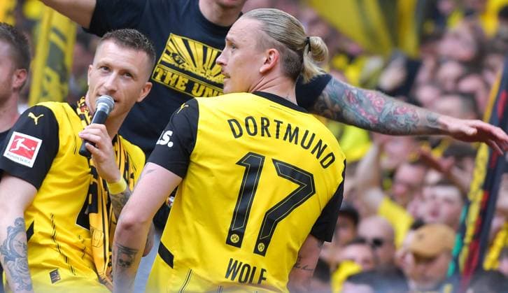 Bilder des Jahres 2024, Sport 05 Mai Sport Themen der Woche KW21 18.05.2024, ybly, Fussball 1.Bundesliga, Borussia Dortmund - SV Darmstadt 98 emspor, v.l. Marco Reus (Borussia Dortmund), Verabschiedung, Abschied bei den Fans, Tribuenen, Zuschauer, Stadion, Fans, Tribuene, Raenge, Schals, Schal, Banner, Plakate, Fahne, Fahnen auf dem Zaun, Marius Wolf (Borussia Dortmund) (DFL DFB REGULATIONS PROHIBIT ANY USE OF PHOTOGRAPHS as IMAGE SEQUENCES and or QUASI-VIDEO) Dortmund