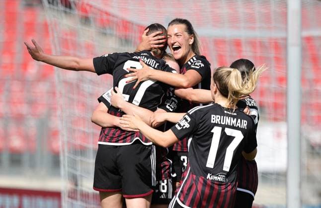 Bilder des Jahres 2024, Sport 05 Mai Sport Themen der Woche KW21 Sport Bilder des Tages 20.05.2024 - Fussball - Saison 2023 2024 - 1. Frauen - Fussball - Bundesliga - 22. Spieltag: 1. FC Nürnberg FCN ( Club ) - MSV Duisburg ( Zebras ) - Sportfoto Zink DaMa - xdaxmax - Jubel Freude Torjubel nach Tor zum 2:0 - Lara Schmidt (27, 1. FC Nürnberg FCN ) und Mannschaft Team jubelt freut sich - Torschütze: Lara Schmidt (27, 1. FC Nürnberg FCN )