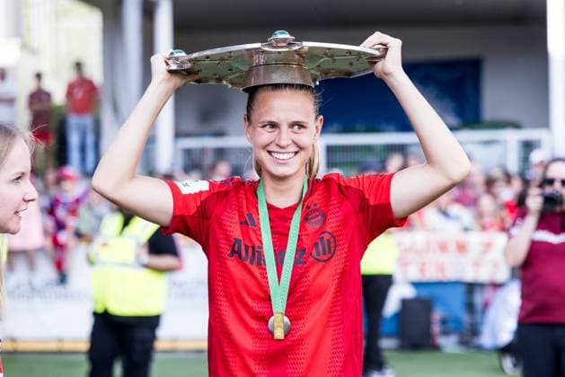 Bilder des Jahres 2024, Sport 05 Mai Sport Themen der Woche KW21 Sport Bilder des Tages GOOGLE PIXEL Frauen Bundesliga: TSG Hoffenheim - FC Bayern München; 20.05.2024 Klara Bühl (FC Bayern München, 17) mit Meisterschale au fdem Kopf GOOGLE PIXEL Frauen Bundesliga, TSG Hoffenheim - FC Bayern München, Hoffenheim, Dietmar-Hopp-Stadion am 20.05.2024 DFB REGULATIONS PROHIBIT ANY USE OF PHOTOGRAPHS AS IMAGE SEQUENCES AND OR QUASI-VIDEO. Copyright: xBEAUTIFULxSPORTS Wunderlx