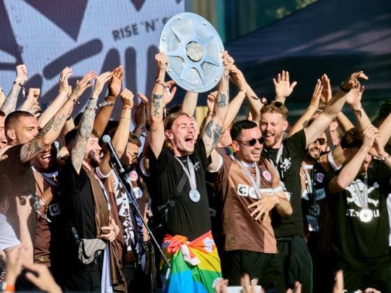 Bilder des Jahres 2024, Sport 05 Mai Sport Themen der Woche KW21 Jackson Irvine (FC St. Pauli 07) mit der Meisterschale. Manolis Saliakas (FC St. Pauli 02) , Oladapo Afolayan (FC St. Pauli 17) Maurides Roque Junior (FC St. Pauli 09) , Marcel Hartel (FC St. Pauli 10) , Philipp Treu (FC St. Pauli 23) Carlo Boukhalfa (FC St. Pauli 16) GER, FC St. Pauli Aufstiegsfeier, Aufstieg in die erste Bundesliga 1. 2. Bundesliga, Fussball, Spielzeit 2023 2024, 20.05.2024 GER, FC St. Pauli Aufstiegsfeier, Aufstieg in die erste Bundesliga 1. 2. Bundesliga, Fussball, Spielzeit 2023 2024, 20.05.2024 Hamburg Copyright: xEibner-Pressefoto xStephaniexZerx EP_SZE