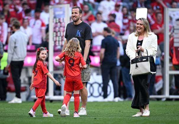 Fussball 1. Bundesliga Saison 2023 2024 33. Spieltag FC Bayern Muenchen - VfL Wolfsburg 12.05.2024 Harry Kane (Mitte hinten, FC Bayern Muenchen) mit seinen Toechtern Vivienne Jane (li), Ivy (Mitte) und Frau Katie (re) nach dem Spiel auf dem Platz