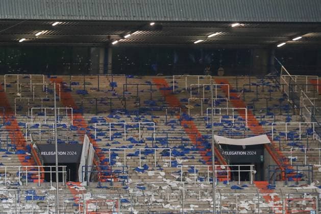 Relegation - VfL Bochum - Fortuna Düsseldorf am 23.05.2024 im Vonovia Ruhrstadion in Bochum Die Ostkurve nach dem Spiel mit Choero Müll auf den Tribünen