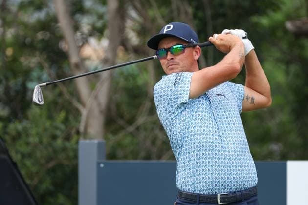 FORT WORTH, TX - MAY 24: Rickie Fowler (USA) hits from the 9th tee during the Charles Schwab Challenge on May 24, 2024 at Colonial Country Club in Fort Worth, TX. (Photo by George Walker Icon Sportswire) GOLF: MAY 24 PGA, Golf Herren Charles Schwab Challenge EDITORIAL USE ONLY Icon240524044
