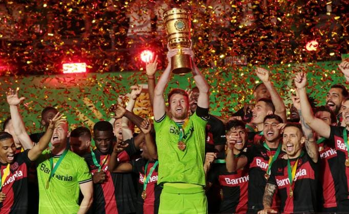 Bilder des Jahres 2024, Sport 05 Mai Sport Themen der Woche KW21 Sport Bilder des Tages Pokalsieger Bayer Leverkusen Torwart Lukas Hradecky mit Pokal Fußball Fussball Finale DFB Pokal 2024 Saison 2023 2024 25.05.2024 1.FC Kaiserslautern FCK vs Bayer 04 Leverkusen LEV