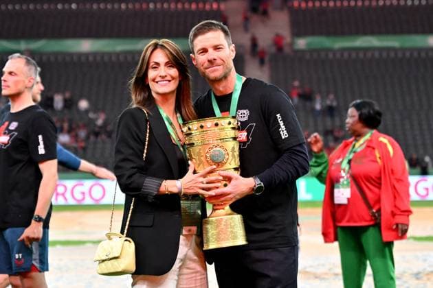 Fußball, Bayer 04 Leverkusen ist DFB-Pokalsieger 25.05.2024, xjrdrx, Fussball DFB Pokal Finale 2023 24, 1.FC Kaiserslautern - Bayer 04 Leverkusen emspor, v.l. Jubel,Freude, Emotionen über ueber den Sieg und den Gewinn des DFP Pokals Vereinspokal bei Bayer Leverkusen Siegerehrung Pokal Trophäe Trainer Xabi Alonso (Bayer Leverkusen) und seine Ehefrau Nagore Aranburu (DFL DFB REGULATIONS PROHIBIT ANY USE OF PHOTOGRAPHS as IMAGE SEQUENCES and or QUASI-VIDEO) Berlin