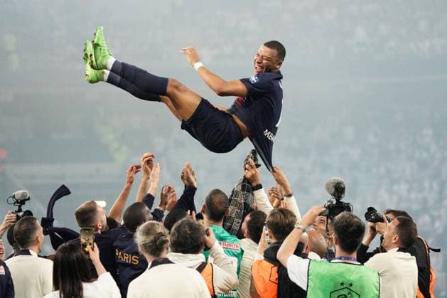 Bilder des Jahres 2024, Sport 05 Mai Sport Themen der Woche KW21 Sport Bilder des Tages Kylian Mbappe of PSG is thrown in the air by his teammates after playing his last game for the club in their 2-1 victory Lyon v Paris Saint-Germain, Coupe de France, Final, Football, Stade Pierre-Mauroy, Lille, Paris - 25 May 2024 EDITORIAL USE ONLY No use with unauthorised audio, video, data, fixture lists, club league logos or live services. Online in-match use limited to 120 images, no video emulation. No use in betting, games or single club league player publications. Copyright: xDavexWinter Shutterstockx 14506126cv