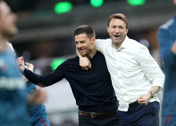 Fußball, Bayer 04 Leverkusen ist DFB-Pokalsieger Schlussjubel Leverkusen, V.li. Trainer Xabi Alonso (Leverkusen) , Geschäftsführer Simon Rolfes (Leverkusen) . Sport: Fussball: DFB-Pokal Finale : Saison 23 24: 1. FC Kaiserslautern vs Bayer 04 Leverkusen, Fussball Bundesliga, 25.05.2024.