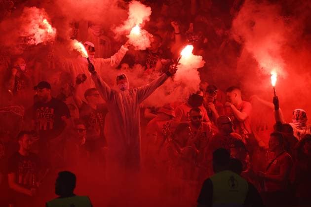 Bilder des Jahres 2024, Sport 05 Mai Sport Themen der Woche KW21 Sport Bilder des Tages Berlin, Olympiastadion, 25.05.24, GER, Herren, DFB-Pokal-Finale, Saison 2023-2024, 1.FC Kaiserslautern - Bayer 04 Leverkusen Bild: Fankurve, Fans, Fanblock Leverkusen mit Feuer, Rauch, Bengali, Bengalis, bengalisches Feuer, zuenden Feuerwerk, Rauchbombe Only for editorial use! DFL regulations prohibit any use of photographs as image sequences and or quasi-video. Berlin Deutschland
