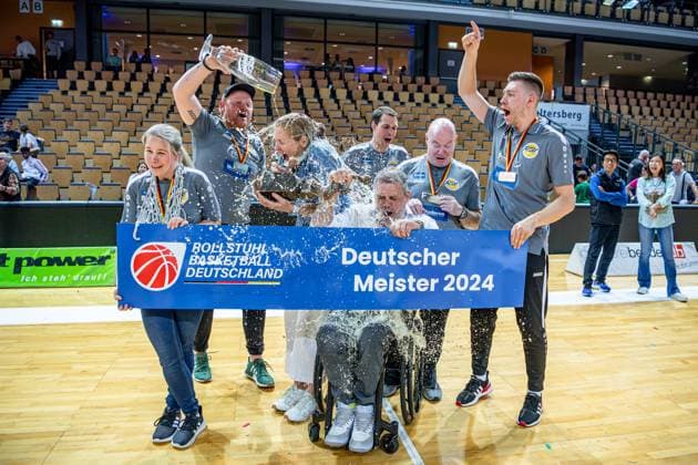 Bilder des Jahres 2024, Sport 05 Mai Sport Themen der Woche KW21 Sport Bilder des Tages RBBL1 Playoffs Finale: RSV Lahn-Dill - RSB Thuringia Bulls, 25.05.2024 Bierdusche für die Trainer vom RSV Lahn-Dill Larissa Klaas (Teambetreuerin, RSV Lahn-Dill) Philip Schmitz (Physiotherapeut, RSV Lahn-Dill) Janet Zeltinger (Head Coach RSV Lahn-Dill) Guenther Mayer (Co-Trainer RSV Lahn-Dill) Tobias Maroske (Athletiktrainer, RSV Lahn-Dill) Holger Wagner (Techniker, RSV Lahn-Dill) Daniel Schmidt (Physiotherapeut, RSV Lahn-Dill) RBBL1 Playoffs Finale: RSV Lahn-Dill - RSB Thuringia Bulls: Wetzlar, 25.05.2024 Copyright: xBEAUTIFULxSPORTS Roeczeyx