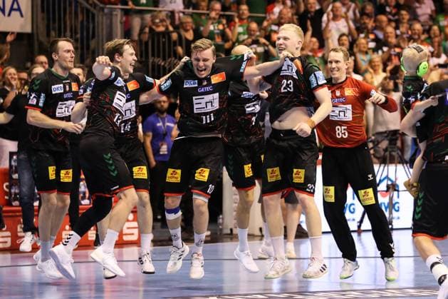 Bilder des Jahres 2024, Sport 05 Mai Sport Themen der Woche KW21 Sport Bilder des Tages v.l. Felix Claar (SC Magdeburg,7), Janus Smarason (SC Magdeburg,13), Gisli Kristjansson (SC Magdeburg,10), Magnus Saugstrup (SC Magdeburg,23), Torwart Mikael Aggefors (SC Magdeburg,85) - Handball Bundesliga Saison 2023-2024 SC Magdeburg vs. SC DHFK Leipzig in der GETEC Arena in Magdeburg - Aktion,Handball,Deutschland,26.05.2024