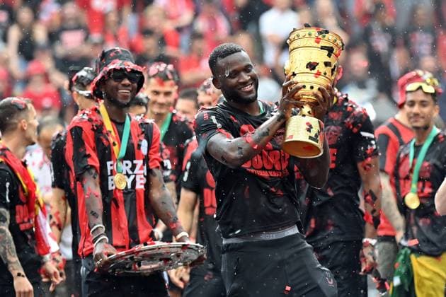 Bilder des Jahres 2024, Sport 05 Mai Sport Themen der Woche KW21 26.05.2024, xjrdrx, Fussball 1.Bundesliga, Bayer 04 Leverkusen - Meister und Pokalfeier 2024 emspor, v.l. Edmond Tapsoba (Bayer Leverkusen) mit der Meisterschale Victor Boniface (Bayer Leverkusen) mit dem DFB Pokal (DFL DFB REGULATIONS PROHIBIT ANY USE OF PHOTOGRAPHS as IMAGE SEQUENCES and or QUASI-VIDEO) Leverkusen