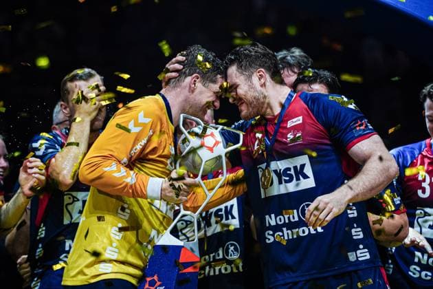 Bilder des Jahres 2024, Sport 05 Mai Sport Themen der Woche KW21 Kevin Moeller (SG Flensburg-Handewitt, 20) und Johannes Golla (SG Flensburg-Handewitt, 04) mit Pokal GER, SG Flensburg-Handewitt vs. Fuechse Berlin, Handball, EHF European League, Finale, Saison 2023 2024, 26.05.2024 GER, SG Flensburg-Handewitt vs. Fuechse Berlin, Handball, EHF European League, Finale, Saison 2023 2024, 26.05.2024 Hamburg Copyright: xEibnerxPressefoto MarcelxvonxFehrnx EP_MFN