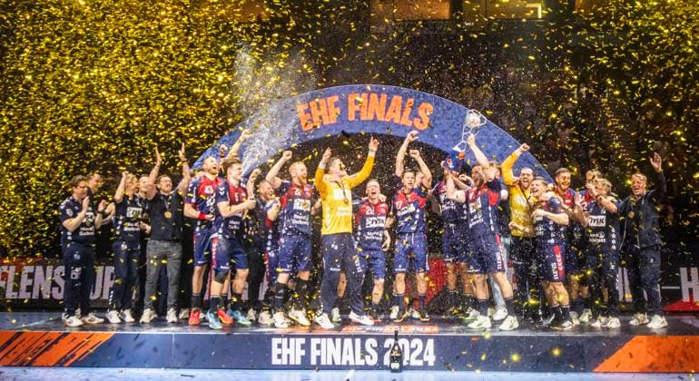 Bilder des Jahres 2024, Sport 05 Mai Sport Themen der Woche KW21 Sport Bilder des Tages 26.05.2024, Handball, Herren, Europaen League, Final Four 2024, EHF, Finale, Füchse Berlin - SG Flensburg-Handewitt Die Spieler der SG Flensburg-Handewitt feiern den Gewinn des Europapokals. Bei der Siegerehrung. Hamburg Barclays Arena Hamburg Deutschland