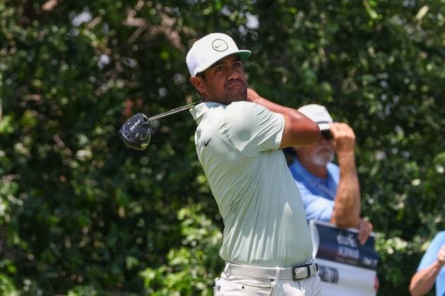 FORT WORTH, TX - MAY 26: Tony Finau (USA) hits from the 9th tee during the Charles Schwab Challenge on May 26, 2024 at Colonial Country Club in Fort Worth, TX. (Photo by George Walker Icon Sportswire) GOLF: MAY 26 PGA, Golf Herren Charles Schwab Challenge EDITORIAL USE ONLY Icon240526050