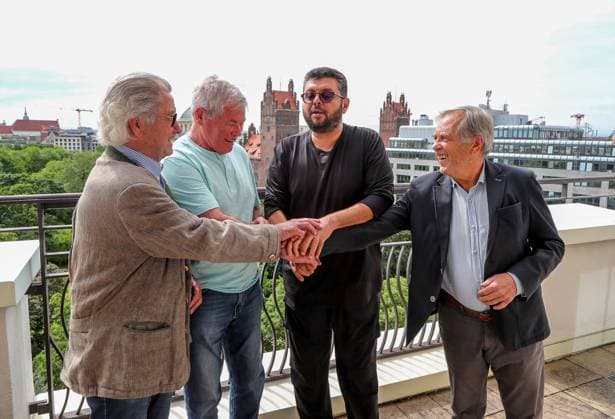 München, Deutschland 27. Mai 2024: Hasan Ismaik, Mehrheitsgesellschafter beim TSV 1860 München traf sich mit den Meisterlöwen von 1966 zu einem Gespräch, hier im Bild Hans Reich, Hasan Ismaik, Bernd Patzke, Fredi Heiß (v.l.n.r.)