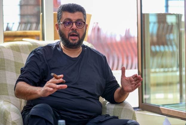 München, Deutschland 27. Mai 2024: Hasan Ismaik, Mehrheitsgesellschafter beim TSV 1860 München traf sich mit den Meisterlöwen von 1966 zu einem Gespräch, hier im Bild Hasan Ismaik, Kopf, Portrait, Hände heben, erzählen