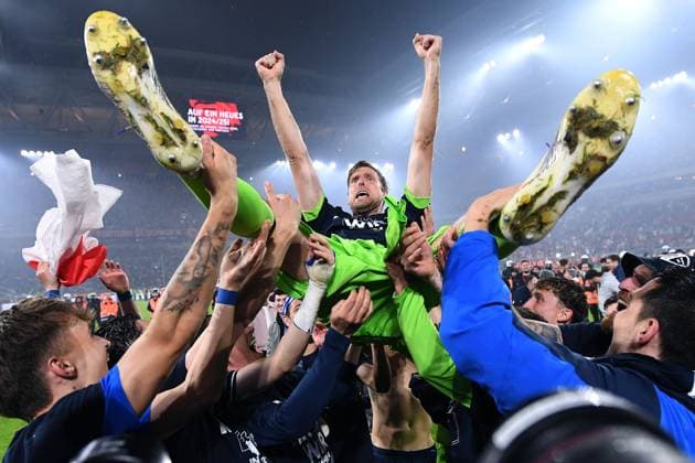 Sport Themen der Woche KW22 Bilder des Jahres 2024, Sport 05 Mai Sport Bilder des Tages Fußball 1. Bundesliga Relegation Rückspiel Fortuna Düsseldorf - VfL Bochum am 27.05.2024 in der Merkur Spiel-Arena in Düsseldorf Bochumer Spieler werfen Andreas Luthe ( Bochum ) in die Luft DFL regulations prohibit any use of photographs as image sequences and or quasi-video.