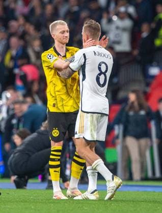 Bilder des Jahres 2024, Sport 06 Juni Sport Themen der Woche KW22 Sport Bilder des Tages Fussball, Herren, Saison 2023 2024, Champions League (Finale), Borussia Dortmund - Real Madrid, v.l Marco Reus (Borussia Dortmund) , Toni Kroos (Real Madrid) nach Abpifff 01.06.2024, Copyright: xSebastianxRäppold MatthiasxKochx