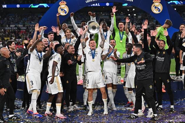 Bilder des Jahres 2024, Sport 06 Juni Sport Themen der Woche KW22 Sport Bilder des Tages 01.06.2024, xfux, Fussball UEFA Champions League Finale 2024, Borussia Dortmund - Real Madrid, emspor, v.l. Toni Kroos (Real Madrid) und team jubeln jubelt nach Spielende celebrate at the end of the match. mit champions league pokal (DFL DFB REGULATIONS PROHIBIT ANY USE OF PHOTOGRAPHS as IMAGE SEQUENCES and or QUASI-VIDEO) London