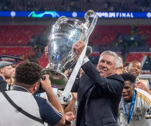 Bilder des Jahres 2024, Sport 06 Juni Sport Themen der Woche KW22 Sport Bilder des Tages Fussball, Herren, Saison 2023 2024, Champions League (Finale), Borussia Dortmund - Real Madrid, Trainer Carlo Ancelotti (Real Madrid) mit Trophäe, Siegerfoto mit Pokal, 01.06.2024, Copyright: xSebastianxRäppold MatthiasxKochx