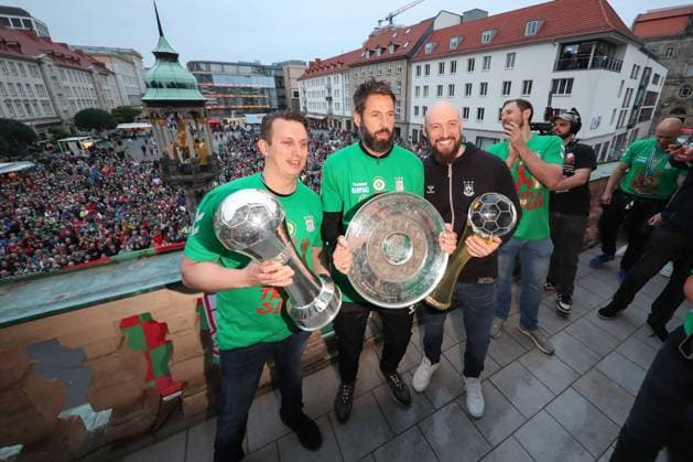 Bilder des Jahres 2024, Sport 06 Juni Sport Themen der Woche KW22 Sport Bilder des Tages 02.06.2024, xtgx, Handball, Liqui Moly HBL, SC Magdeburg - Empfang am Rathaus emspor v.l. Lars Dammann, Bennet Wiegert (Magdeburg, Trainer), Yves Grafenhorst (Magdeburg, Co-Trainer) Magdeburg