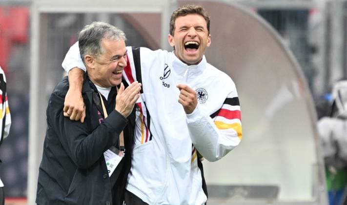 Bilder des Jahres 2024, Sport 06 Juni Sport Themen der Woche KW23 Sport Bilder des Tages 03.06.2024 - Fussball - Länderspiel Testspiel Freundschaftsspiel Vorbereitungsspiel : Deutschland GER DEU BRD - Ukraine UKR - - xwoxzix - Andreas Rettig (DFB-Geschäftsführer und Thomas Müller - happy Jubel Freude vor Spielbeginn