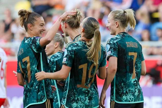 Bilder des Jahres 2024, Sport 06 Juni Sport Themen der Woche KW23 Sport Bilder des Tages Klara Buehl (Germany) bejubelt ihren Treffer zum 1:3 mit Felicitas Rauch (Germany), Alexandra Popp (Germany) und Lea Schueller (Germany), Womens European Qualifiers - Group A4, Poland vs Germany, Stadion Miejski w Gdyni, 04.06.2024, Gdynia, Polen.