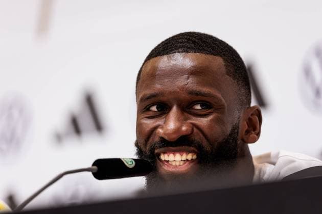 Bilder des Jahres 2024, Sport 06 Juni Sport Themen der Woche KW23 Sport Bilder des Tages Trainingslager Vorbereitung UEFA EURO 2024 Deutschland; 05.06.2024 Antonio Rüdiger (Deutschland) lacht, lachend Trainingslager Vorbereitung UEFA EURO 2024 Deutschland - Pressekonferenz; HerzoBase, Herzogenaurach am 05.06.2024 Copyright: xBEAUTIFULxSPORTS Wunderlx