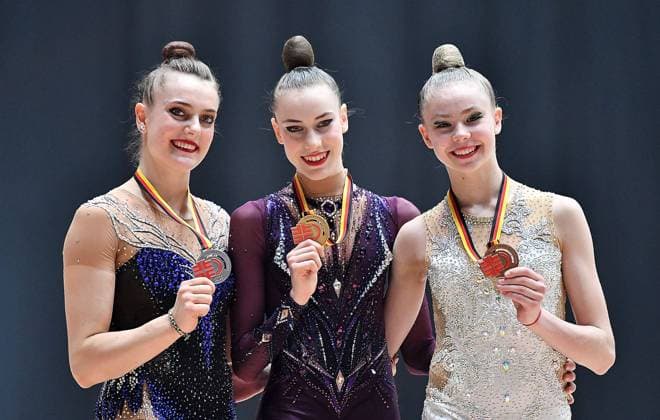 Bilder des Jahres 2024, Sport 06 Juni Sport Themen der Woche KW23 Sport Bilder des Tages 07.06.2024, xhbx, Turnen Deutsche Meisterschaften 2024 RSG, Rhythmische Sportgymnastik - Einzel Gerätefinals emspor, v.l. Margarita Kolosov (SC Potsdam), Darja Varfolomeev (TSV Schmiden 1902), Viktoria Steinfeld (TSV Schmiden 1902), Siegerehrung (DFL DFB REGULATIONS PROHIBIT ANY USE OF PHOTOGRAPHS as IMAGE SEQUENCES and or QUASI-VIDEO) Frankfurt am Main