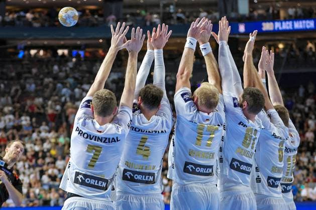 Bilder des Jahres 2024, Sport 06 Juni Sport Themen der Woche KW23 Sport Bilder des Tages 09.06.2024, Köln, Handball, TruckScout24 EHF FINAL4, Machineseeker Champions League Men, Lanxess-Arena, Spiel um Platz 3, SC Magdeburg - THW Kiel: Die Kieler Mauer verteidigt das Tor gegen Magdeburg. Die Mannschaft steht eng zusammen beim Freiwurf zum Ende der ersten Halbzeit Nordrhein-Westfalen Deutschland