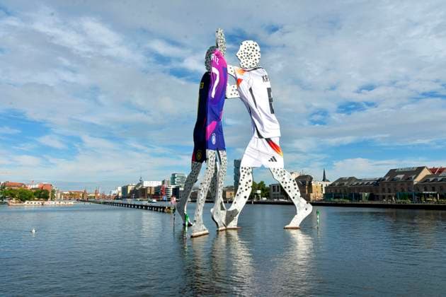 Bilder des Jahres 2024, Sport 06 Juni Sport Themen der Woche KW25 Sport Bilder des Tages EURO 2024, Citydressing Berlin, Skulptur Molecule Man in den verschiedenen Deutschland Trikots Seit EM-Start haben die drei Molecul Man-Figuren in der Spree in Hoehe des Treptower je ein XXL Fussball-Trikot uebergezogen. Molecul-Man im EM-Look