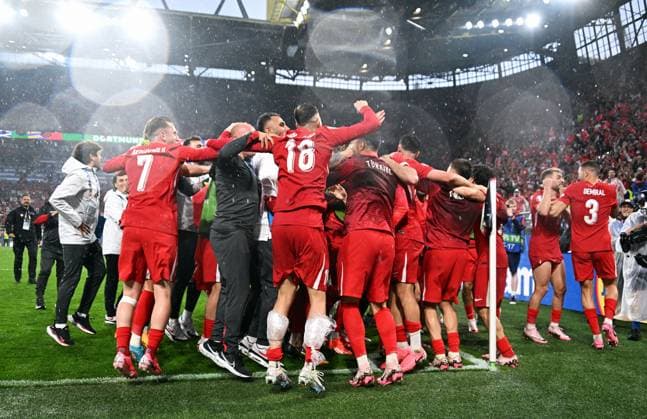Bilder des Jahres 2024, Sport 06 Juni Sport Bilder des Tages Fussball, Europameisterschaft, EURO 2024, Gruppe F, Signal-Iduna-Park Dortmund: Türkei - Georgien 3:1; Türkei feiert den Sieg nach Spielende.. Jubel, Freude, Aktion.
