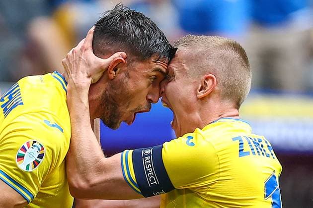 Bilder des Jahres 2024, Sport 06 Juni Sport Bilder des Tages Slovakia v Ukraine 21 June 2024, Dusseldorf - UEFA EUROs - Group E - Slovakia v Ukraine - Roman Yaremchuk of Ukraine celebrates scoring their second goal with Oleksandr Zinchenko - Photo: Charlotte Wilson Offside. Dusseldorf Germany Copyright: xCharlottexWilsonx xOffsidexOffside