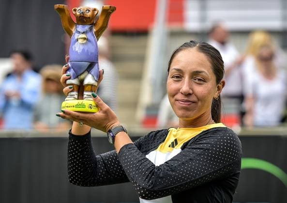 Bilder des Jahres 2024, Sport 06 Juni Sport Themen der Woche KW25 Sport Bilder des Tages Tennis, WTA, Tennis Damen Turnier in Berlin 23.06.2024, xdanx, Sport Tennis,WTA-Turnier in Berlin Finale, v.l.Jessica Pegula (USA) Turniersiegern mit dem Pokal in der Hand Berlin Steffi-Graf-Stadion Berlin Germany (DE) Copyright: xDanielxLakomskix