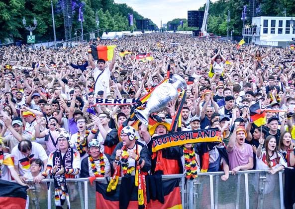 Fussball, EM 2024 Fan Zone in Berlin am Brandenburger Tor 23.06.2024, xdanx, Fussball, EM 2024 Fan Zone in Berlin am Brandenburger Tor, v.l. Emotionen, Fans, Stimmung, Fahnen, Logo, Deutschland,Germany,Zuschauer, Trikots Berlin Fanmeile Berlin Deutschland (DE) Copyright: xDanielxLakomskix