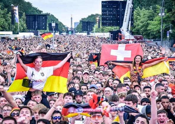 Fussball, EM 2024 Fan Zone in Berlin am Brandenburger Tor 23.06.2024, xdanx, Fussball, EM 2024 Fan Zone in Berlin am Brandenburger Tor, v.l. Emotionen, Fans, Stimmung, Fahnen, Logo, Deutschland,Germany,Zuschauer, Trikots Berlin Fanmeile Berlin Deutschland (DE) Copyright: xDanielxLakomskix