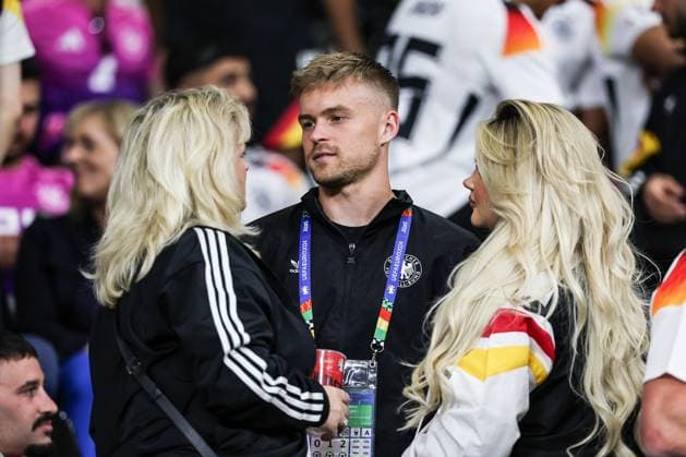 Fussball, UEFA EURO, EM, Europameisterschaft,Fussball 2024 Gruppe A - 3.Spieltag Schweiz - Deutschland 23.06.2024, Frankfurt Arena Maximilian Mittelstädt (Deutschland, 18) mit seiner Mutter Viola und Freundin Lea Prinz Frankfurt am Main Frankfurt Arena Hessen Deutschland
