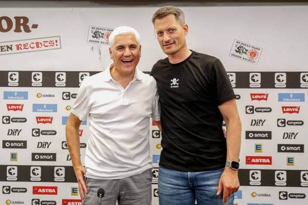 Sport Themen der Woche KW26 Sport Bilder des Tages Sportchef Andreas Bornemann Cheftrainer Alexander Blessin ( Pauli ) Deutschland , Hamburg , Millerntorstadion , Fussball , Bundesliga , Fussball Bundesliga , FC St. Pauli , Vorstellung von Cheftrainer Alexander Blessin