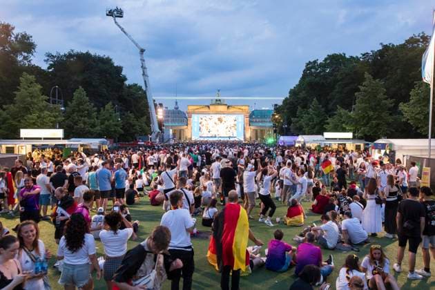 Fanzone, Spielunterbrechung aufgrund von Gewitter in Dortmund, Berlin, 29.06.2024 Fassballfans feiern und informieren sich auf der Fanzone am Brandenburger Tor nach der Spielunterbrechung des Achtelfinalspiels Deutschland-Dänemark aufgrund eines Gewitters über dem Stadion in Dortmund, Berlin, 29.06.2024 Berlin Fanzone Copyright: xBenxKriemannx