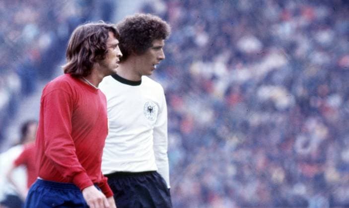 22.05.76 Deutschland - Spanien Deutschland, München, 22.05.1976, Fussball, EM Qualifikation, Viertelfinale, Deutschland - Spanien (2:0): v.l. Juan Cruz Sol (Spanien), Klaus Toppmöller (Deutschland).