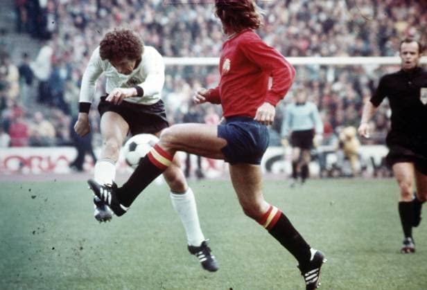 22.05.76 Deutschland - Spanien Deutschland, München, 22.05.1976, Fussball, EM Qualifikation, Viertelfinale, Deutschland - Spanien (2:0): v.l. Klaus Toppmöller (Deutschland), Juan Cruz Sol (Spanien).