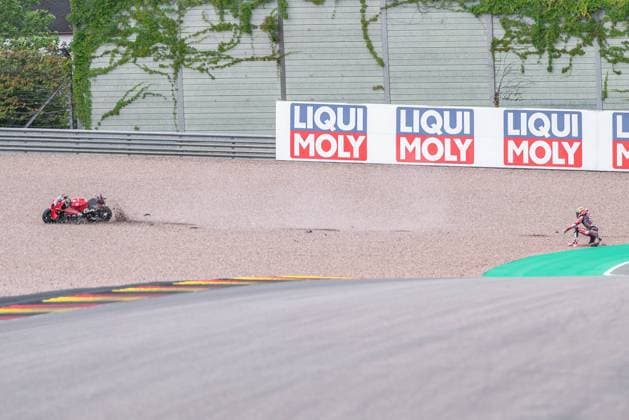 Bilder des Jahres 2024, Sport 07 Juli Sport Themen der Woche KW27 Sport Bilder des Tages Hohenstein, Deutschland 05. - 07. Juli 2024: MotoGP Sachsenring Deutschland - 2024 Im Bild: Pedro Acosta (SPA) stürzt stuertzt im Kiesbett Copyright: xFotostandx xNachtigallx