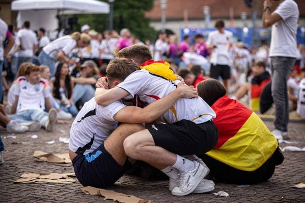 Bilder des Jahres 2024, Sport 07 Juli Sport Themen der Woche KW27 Sport Bilder des Tages Zwei deutschland Fans sitzen niedergeschlagen am Boden und umarmen sich gegenseitig. Fans der deutschen Nationalmannschaft liegen in Traenen nach dem Spiel gegen Spanien und dem Ausscheiden aus der EURO2024 beim Fanfest mit Public Viewing auf dem Stuttgarter Schlossplatz. Stuttgart, EURO2024 Fanfest Schlossplatz, 05.07.2024 Stuttgart Copyright: xDennisxDuddek xEibnerxPressefotox EP_DDK