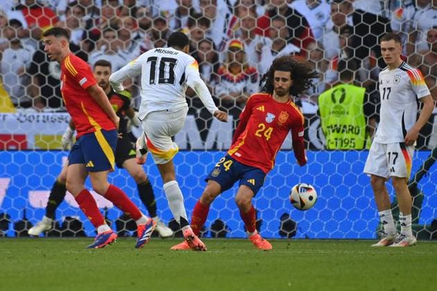 Bilder des Jahres 2024, Sport 07 Juli Bilder des Jahres 2024, Sport 07 Juli Sport Themen der Woche KW27 Sport Bilder des Tages Strittige Szene: Kein Elfmeter? Spaniens Marc Cucurella (M.) bekommt den Schuss von Jamal Musiala an die leicht vom Koerper abgespreizte Hand, verhindert damit eine Grosschance fuer die DFB-Elf-kien Elfmeter,Strafstoss.Aktion,Schuss. re:Florian Wirtz (GER), Viertelfinale Spanien (ESP) - Deutschland (GER) 2-1 n.V am 05.07.2024,Stuttgart Arena, Fussball UEFA EURO, EM, Europameisterschaft,Fussball 2024 GERMANY vom 14.06.2024 - 14.07.2024.