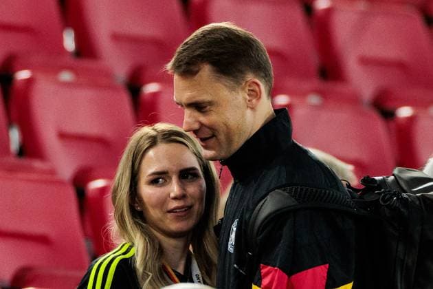 UEFA EURO, EM, Europameisterschaft,Fussball 2024: Spanien - Deutschland; 05.07.2024 Manuel Neuer (Deutschland, 1) mit Frau Anika Bissel UEFA EURO 2024: Spanien - Deutschland; Stuttgart Arena, Stuttgart am 05.07.2024 Copyright: xBEAUTIFULxSPORTS Wunderlx