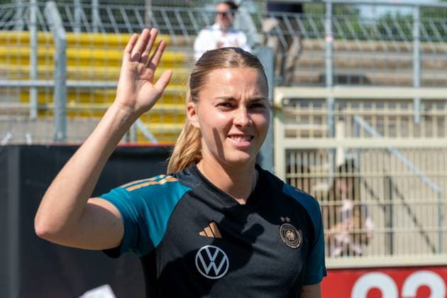 Fussball: Nationalmannschaft Frauen, oeffentliches Training am 09.07.2024 im Paul-Janes-Stadion in Duesseldorf. Laura Freigang (Deutschland, 10) winkt den Fans zu. Wichtiger Hinweis: Gemaess den Vorgaben der FIFA bzw. der UEFA ist es untersagt, in dem Stadion und oder vom Spiel angefertigte Fotoaufnahmen in Form von Sequenzbildern und oder videoaehnlichen Fotostrecken zu verwerten bzw. verwerten zu lassen. Foto: Kirchner-Media TH Copyright: xKirchner-Media THx