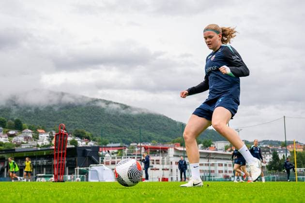 240710 Signe Gaupset of the Norwegian women s national football team during a training session on July 10, 2024 in Bergen. Photo: Vegard Grott BILDBYRAN kod VG VG0624 bbeng fotboll football soccer fotball norge norway women dam UEFA EURO, EM, Europameisterschaft,Fussball Qualifier, EM, Europameisterschaft em-kvalifisering kvinner em-kvalik em-kval träning practice training trening Copyright: VEGARDxGRoTT BB240710VG007