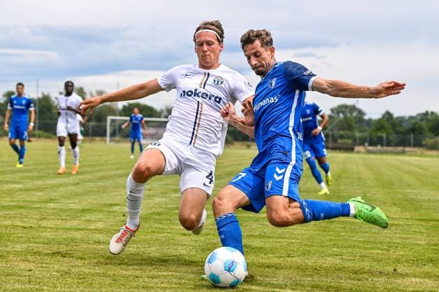Bilder des Jahres 2024, Sport 07 Juli Sport Themen der Woche KW28 Sport Bilder des Tages GER, FSP, FC Zürich vs 1. FC Magdeburg 12.07.2024, Stadion, Benningen Allgäu, GER, FSP, FC Zürich vs 1. FC Magdeburg, im Bild Silvan Wallner (Zuerich, 4), Alexander Nollenberger (Magdeburg, 17)